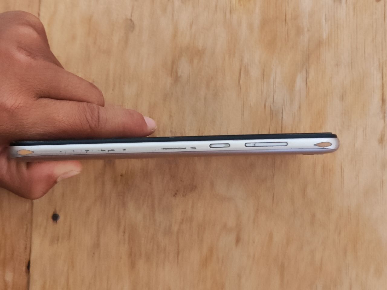 Honor 8s arzon ozgina chaqa chuqasi bor lekin zo'r ishlaydi