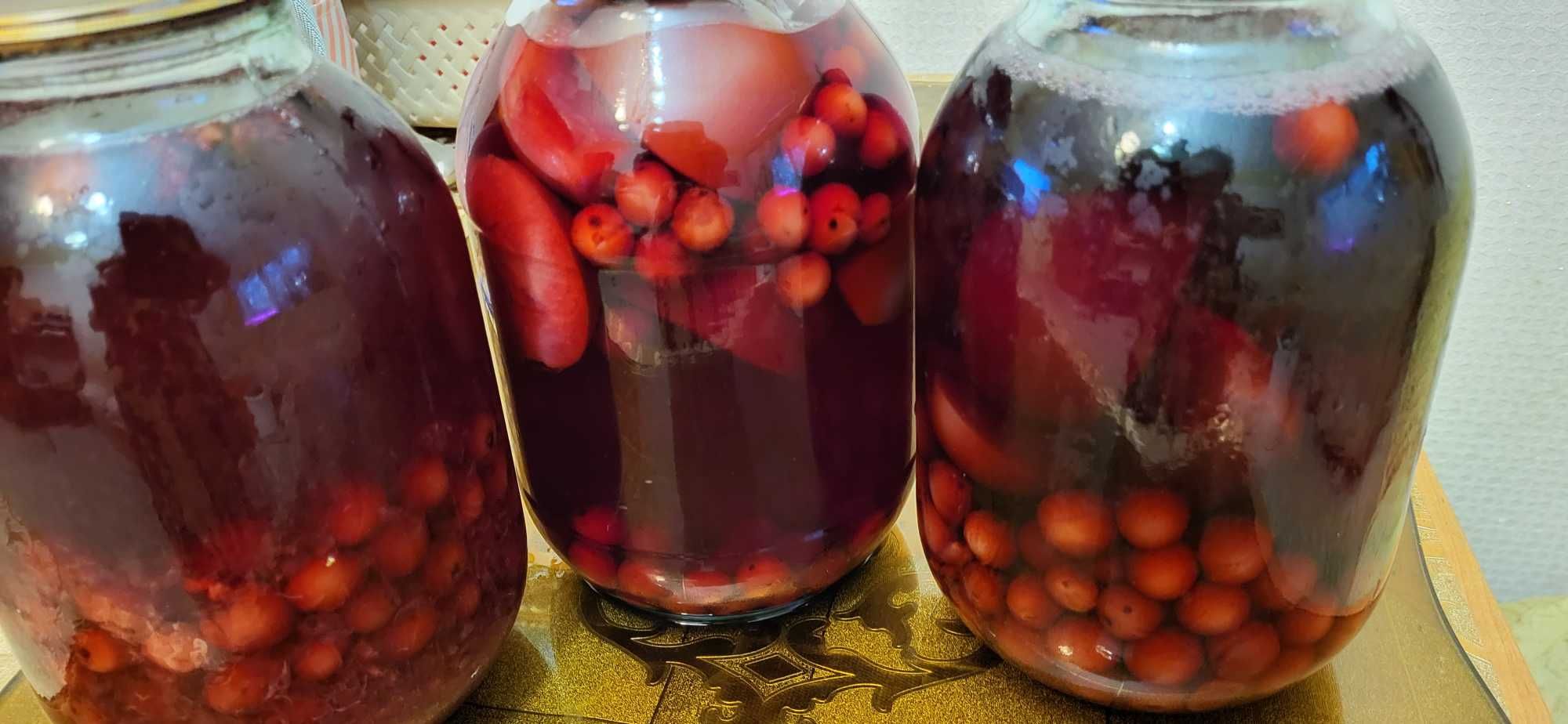 Продаю компоты:дачные ягоды и родниковая вода.