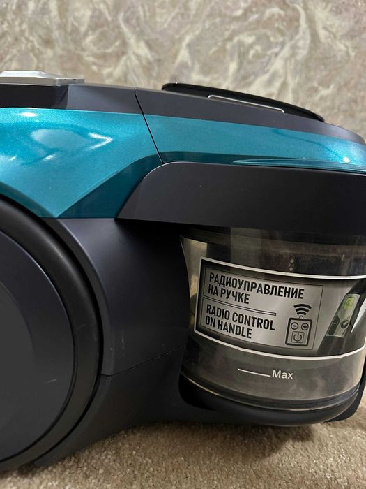 Пылесос Поларис в отличном состоянии на пульте управления