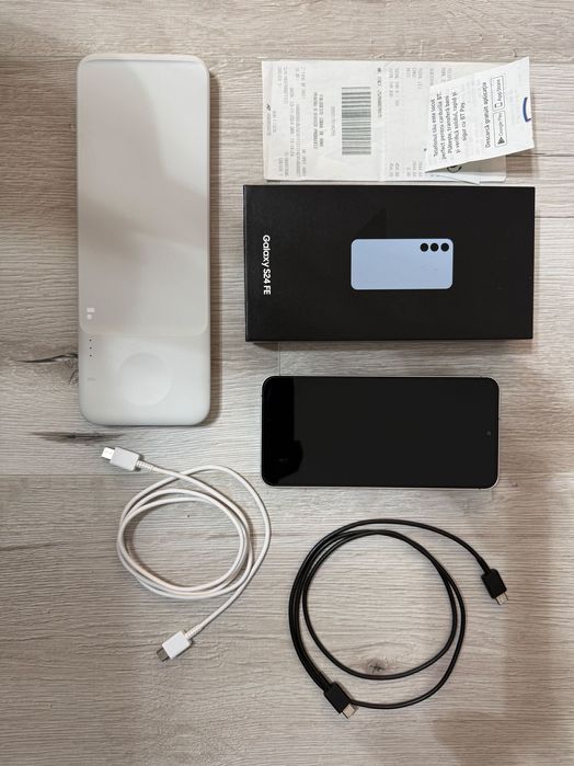 Samsung Galaxy S 24 FE și încărcător  wireless duo Samsung