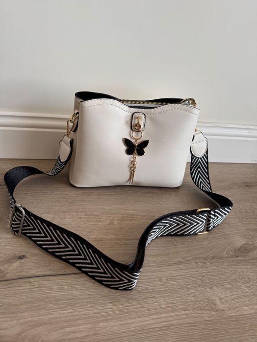 Елегантна бяла чанта с пеперуда