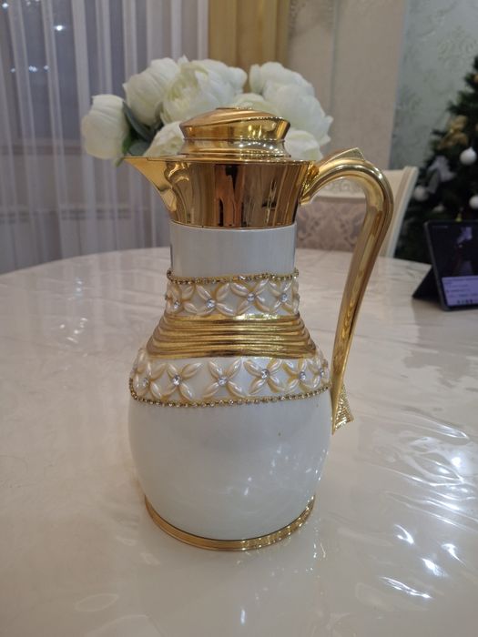 Продам чайник-термос с позолотойй