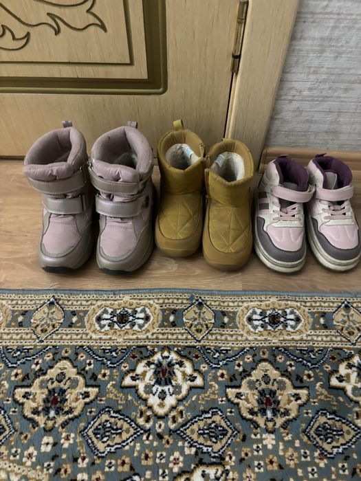Отдам даром детские зимние и демисезонные сапоги