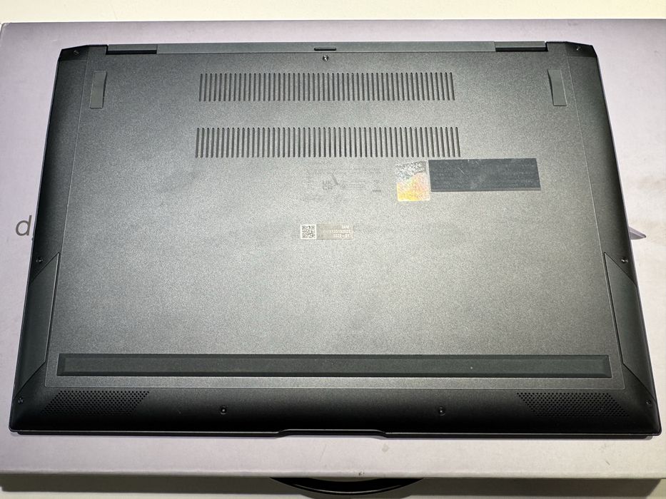 Продавам Asus UX363E /с проблем в дъното/