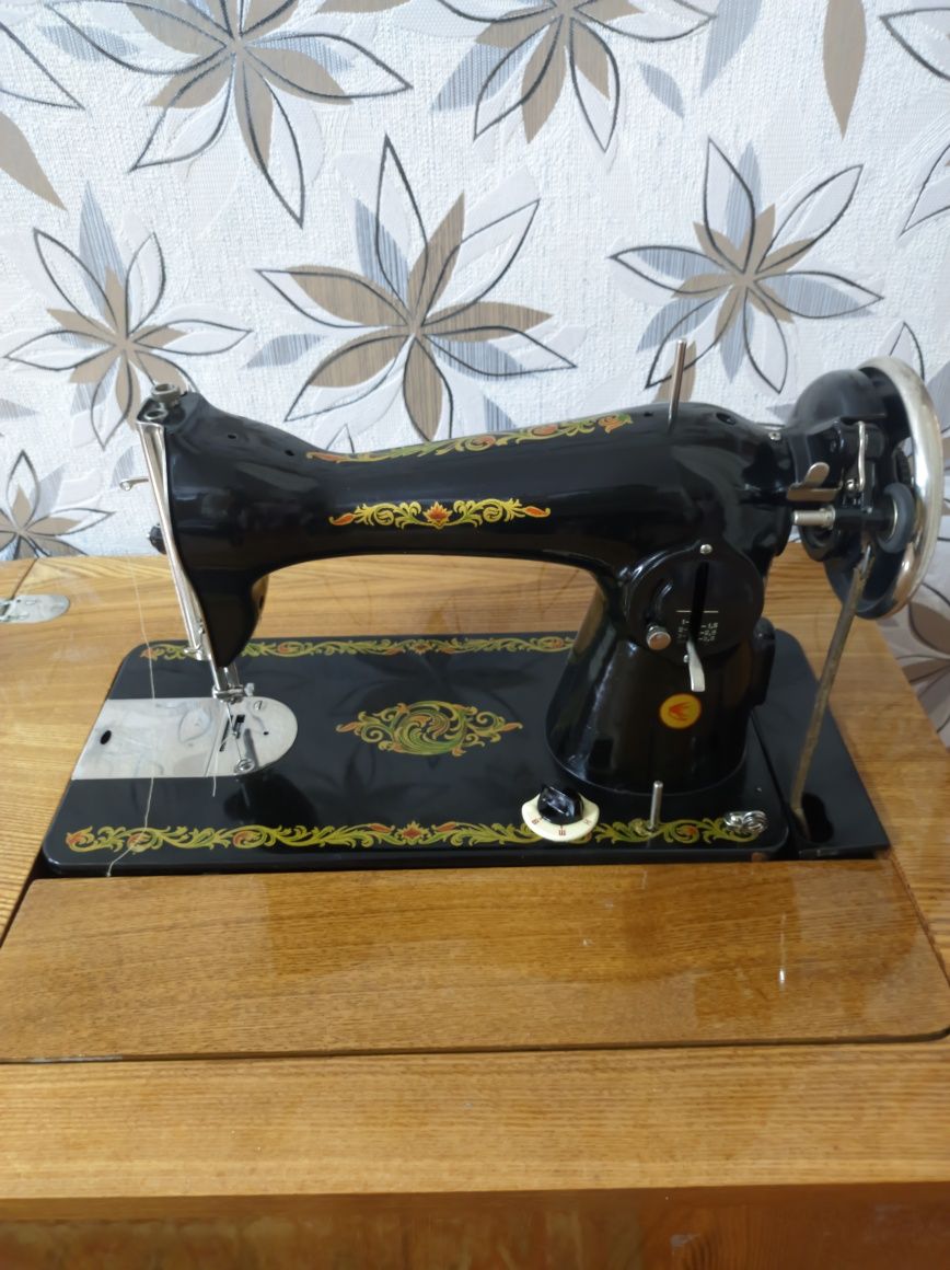 Швейная машинка с ножным приводом