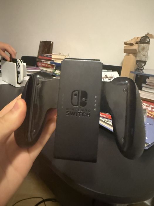Nintendo Switch OLED + joc luigi mansion 3 nou si huse de joy-cons