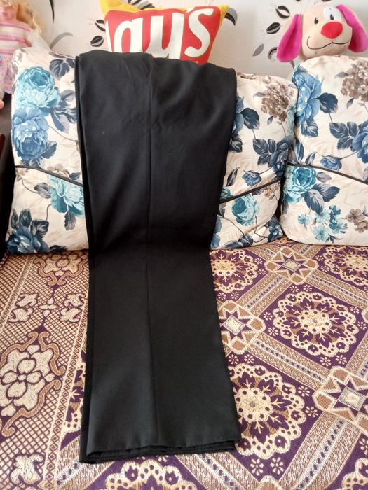 Vând pantalonii de stofă Negri, 2 perechi 82 cm talie 100 cm lungime