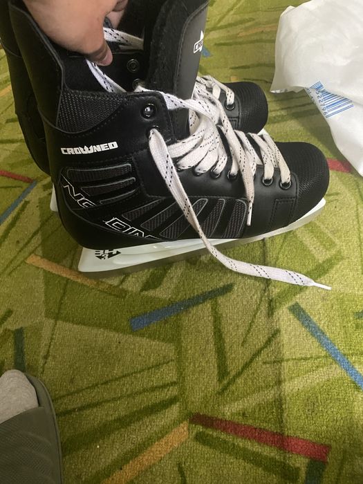 patine de hochei crowned