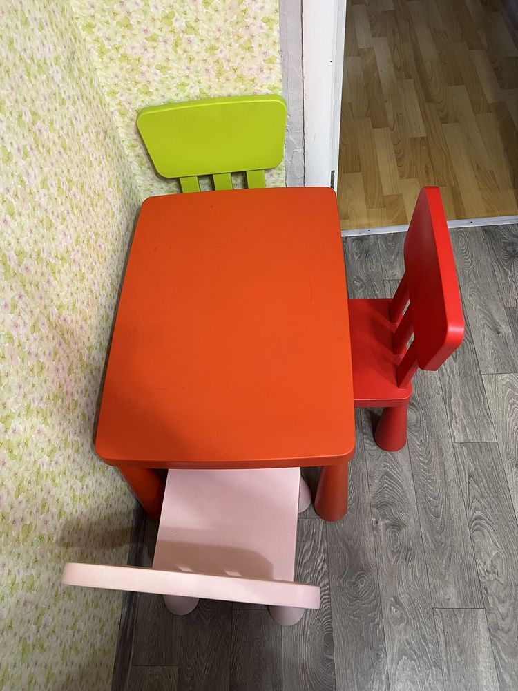 Детский стол со стульями