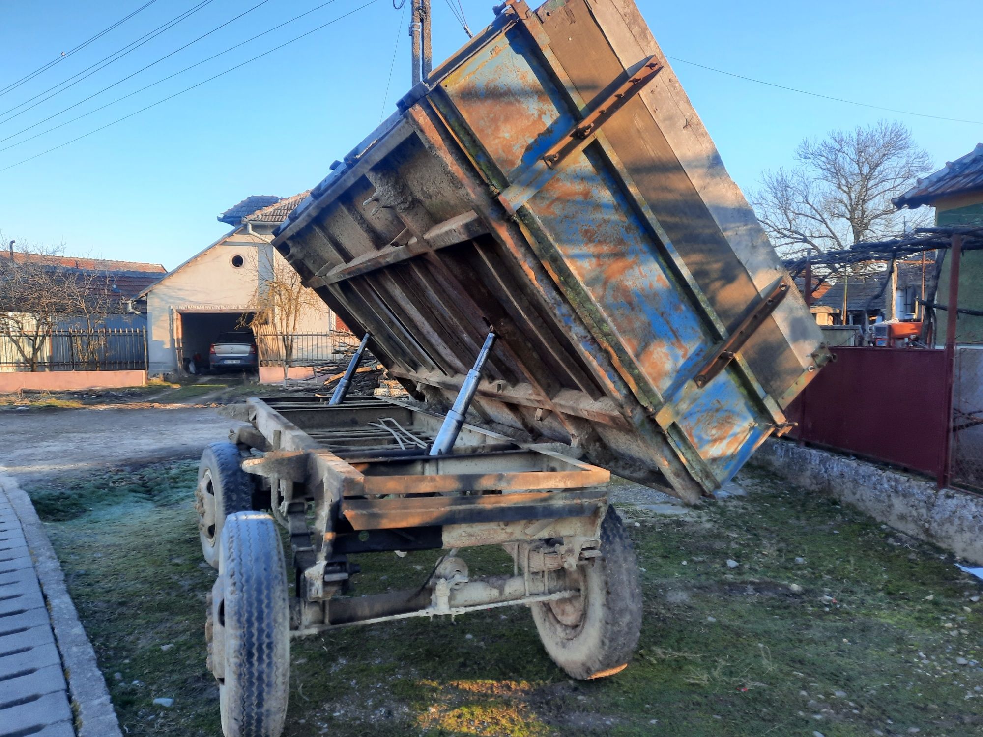 Remorcă auto basculabilă