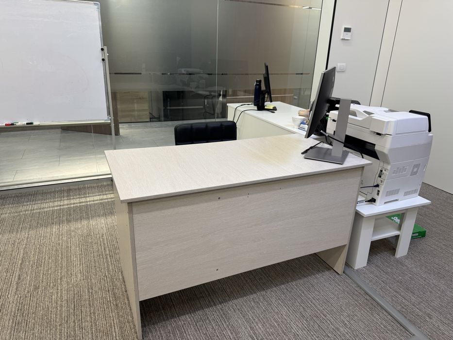 Продаю 2 стола, светло‑коричневого цвета.