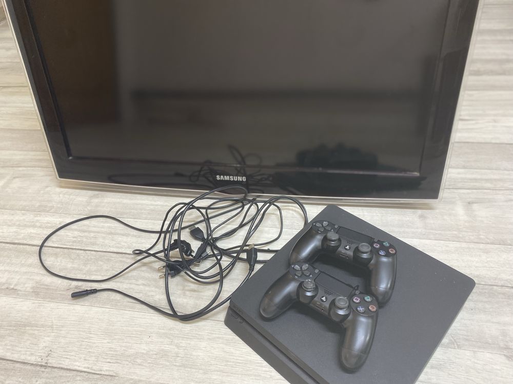 Продам PS4  б/у в хорошем состоянии рабочий