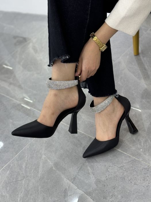 Черные каблуки от VERSACE