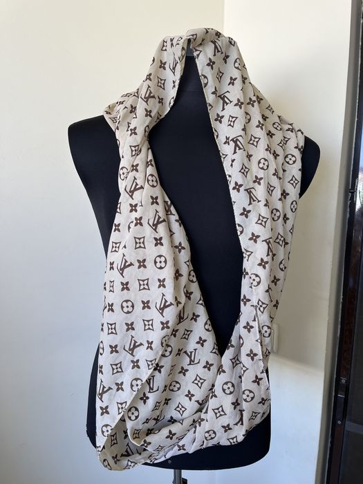 Eșarfa Louis Vuitton , impecabila