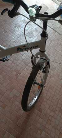 Bicicleta BTwin și trotineta
