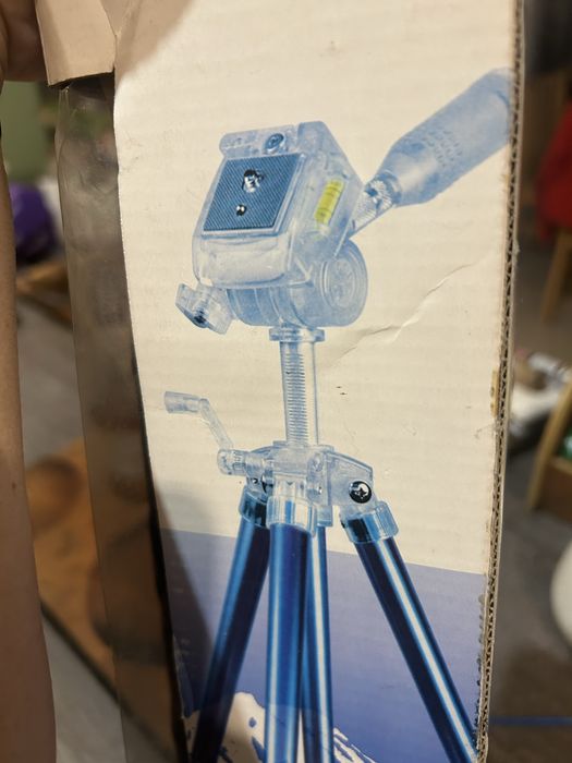 Продавам чисто нов лек статив WT3042 – неизползван