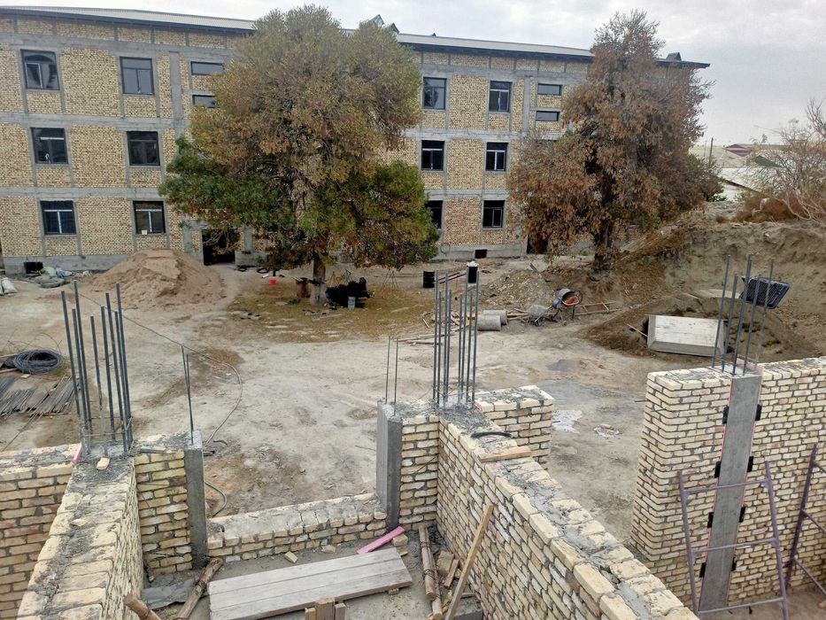 Продаются квартиры и магазины в центре Кагана вдоль дороги.