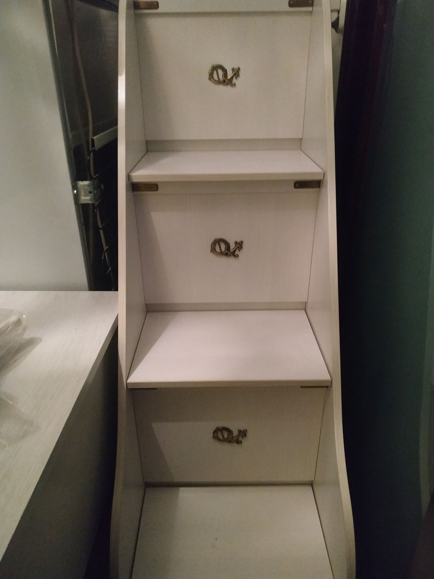 Полка шкаф перегородка в виде ступенек