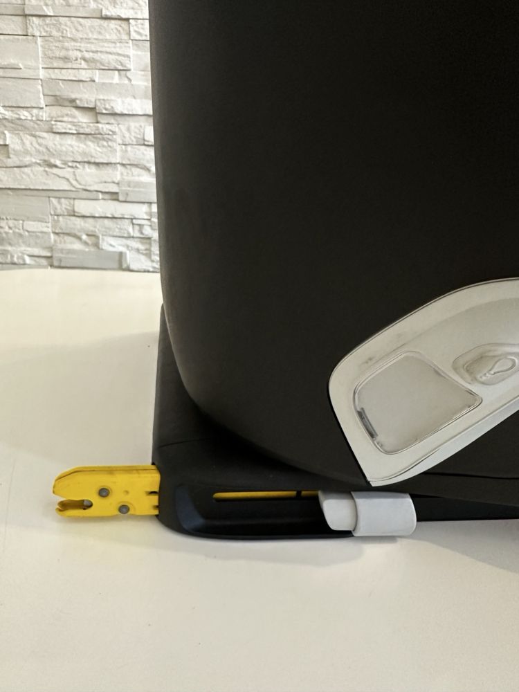 Продавам 2бр Стилче  за кола Maxi-Cosi Kore PRO I-Size ISOFIX