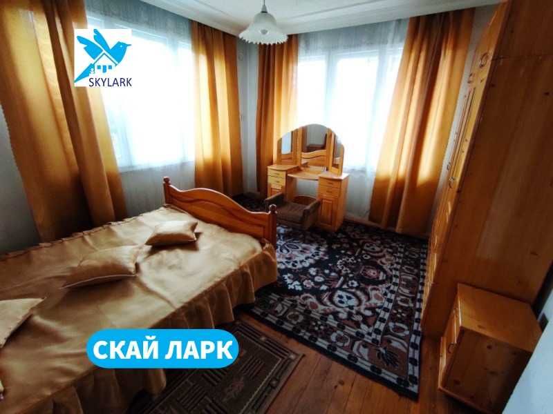 Продава се триетажна къща с малък двор