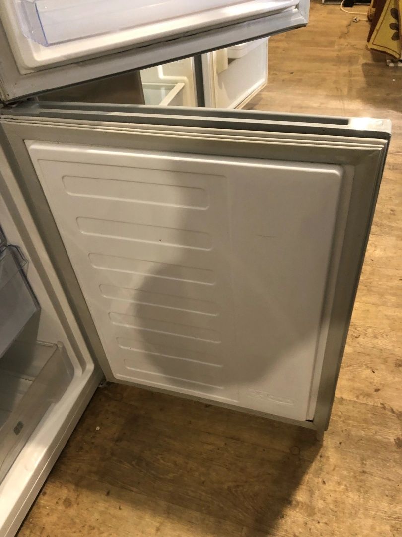Холодильник BEKO серого цвета