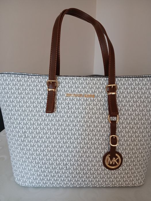 Продавам дамска чанта.