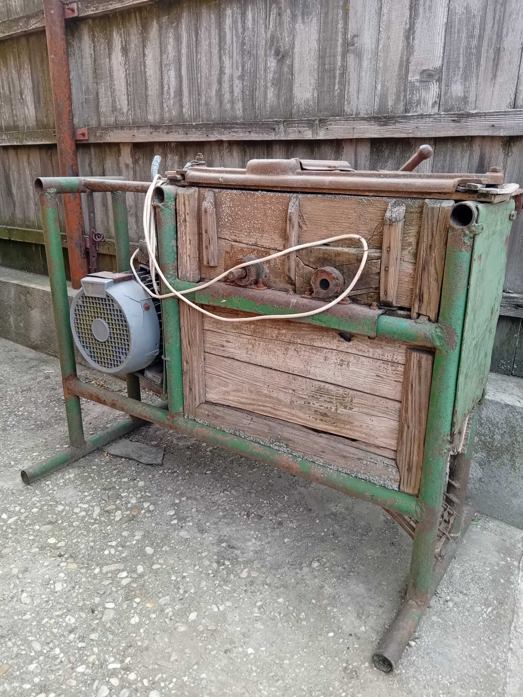 Mașina de bătut porumb electrică