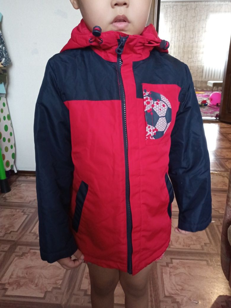 Продам детскую куртку (ветровку)