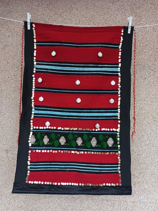 Автентични престилки за национална носия.