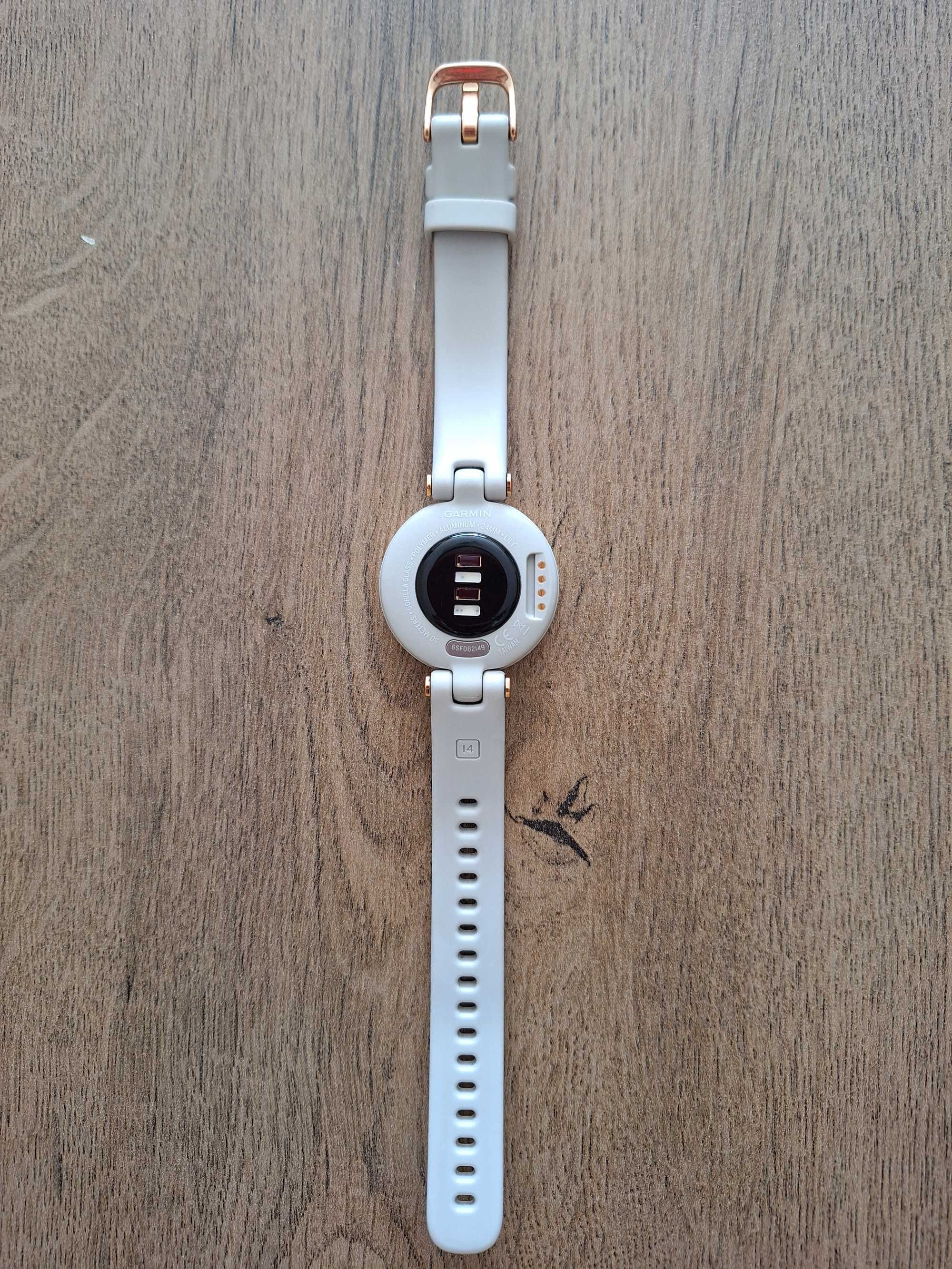 Смарт часовник Garmin Lilly