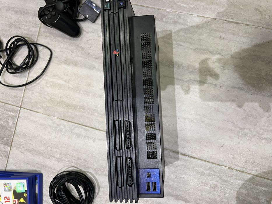 Playstation 2 с джойстик и 3 игри