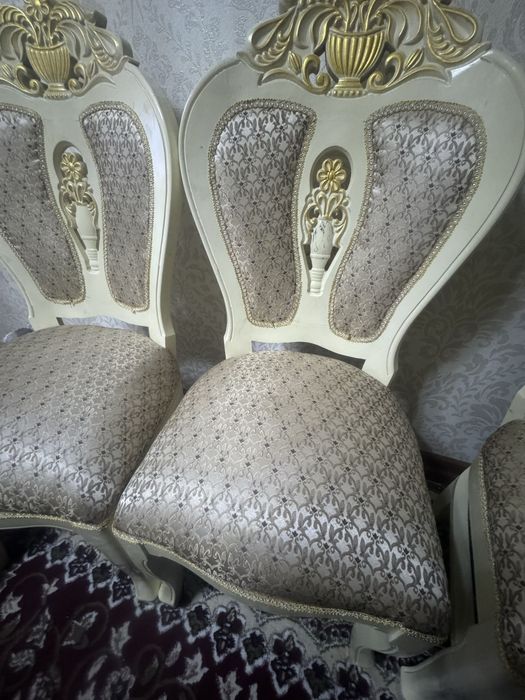 Стол стулья на гостиной 12 персон