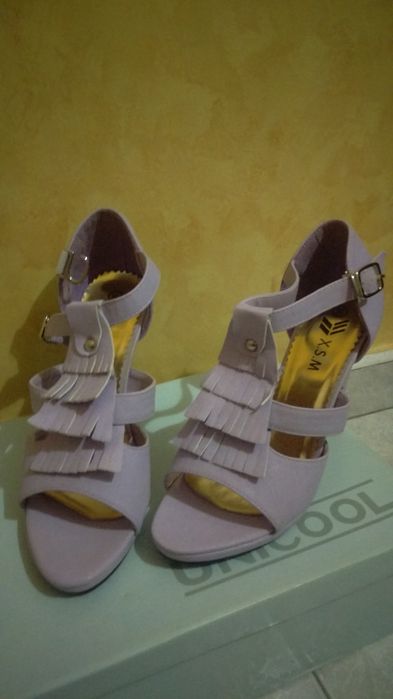 Сандали с ресни на ток