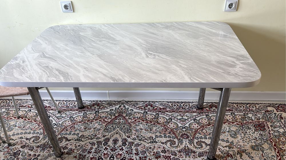 Продается стол за 10000