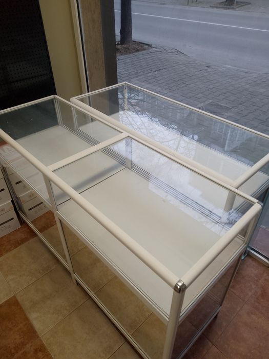 Стъклени щандове