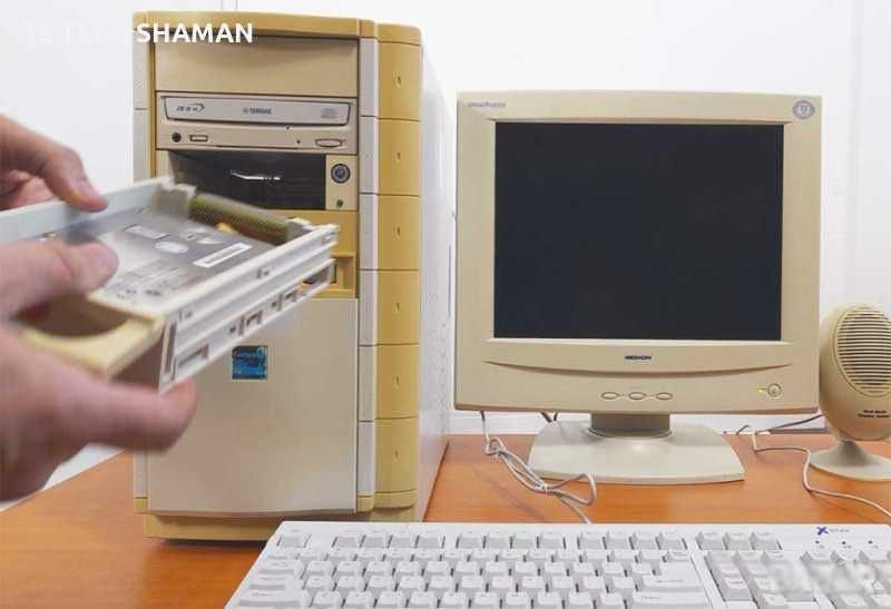 Продавам рядък ретро компютър Pentium MMX с WINDOWS 2000 Professional