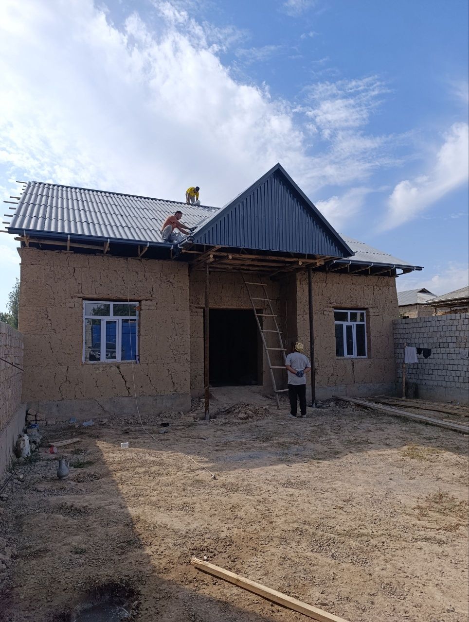 Uy sotladi yaxshi joy uzim yashagani qurgan edim erkin postda 10km