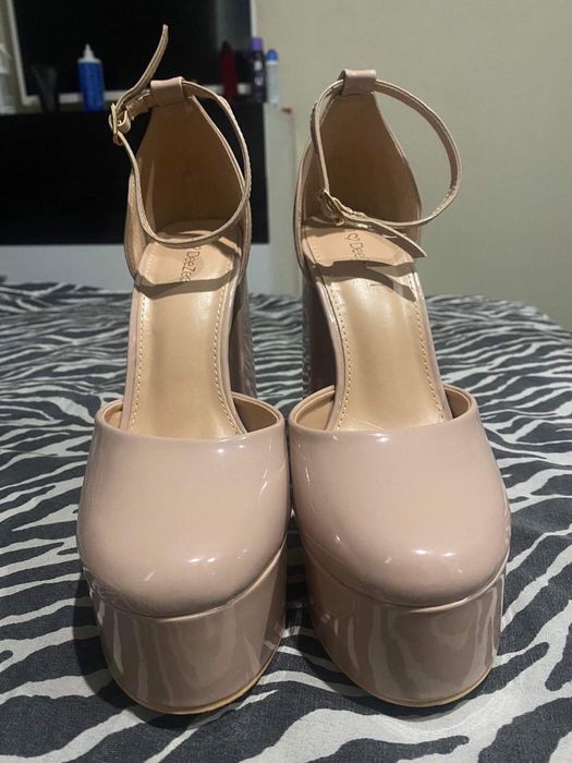 Елегантни телесно-розови обувки с ток и платформа