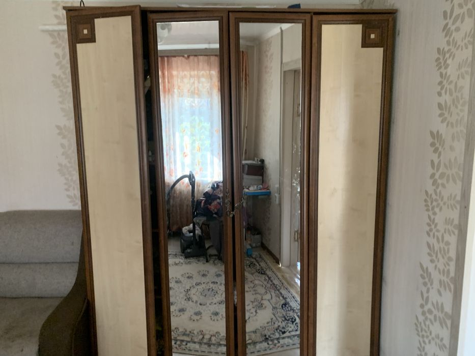 Диван и шкаф для одежды