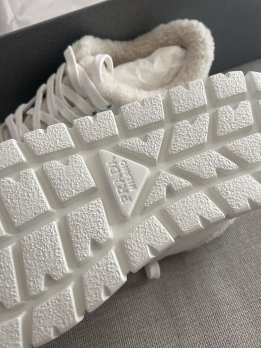 Бели маратонки Prada