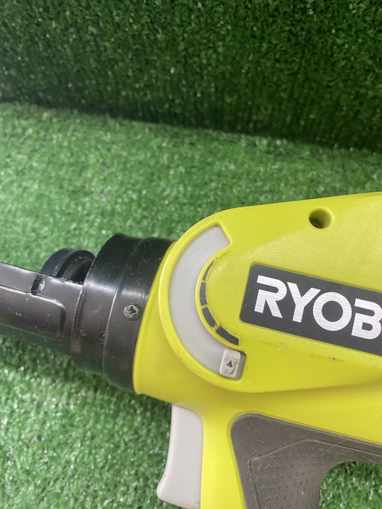 Пистолет за силикон Ryobi CCG-1801