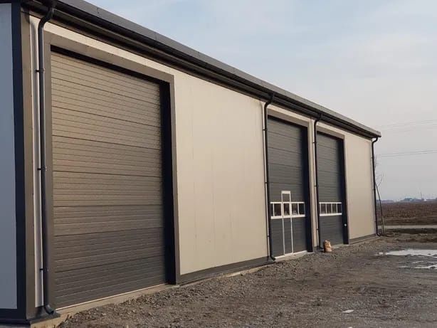 Vand hala pe structura metalica invelita cu panouri sandwich sau tabla