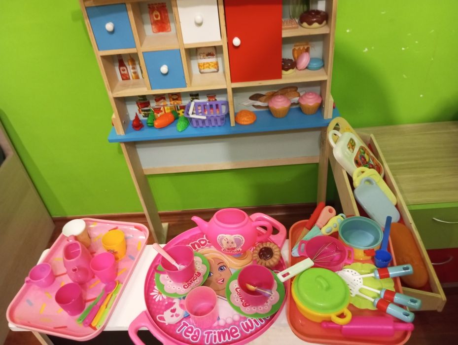 Детска кухня с играчки