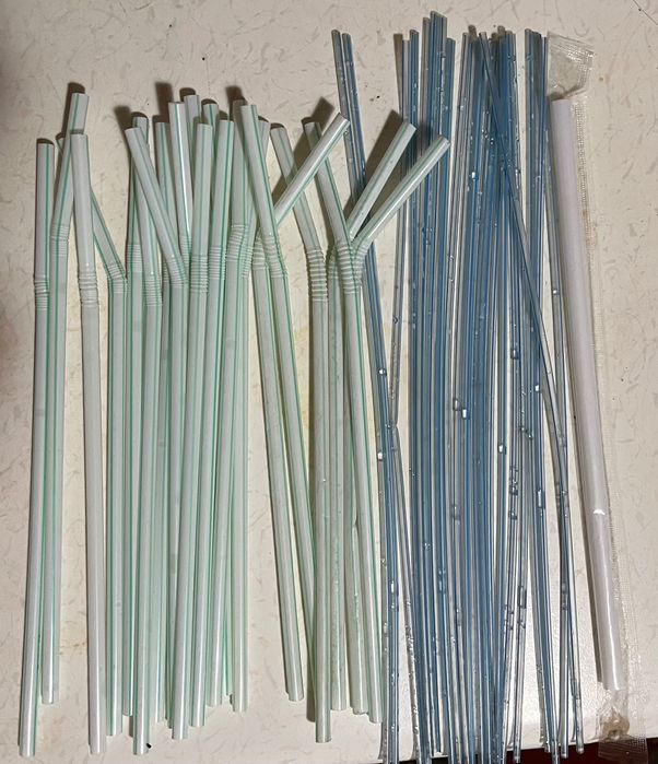 Продаются трубочки- соломинки пластиковые, дешево .