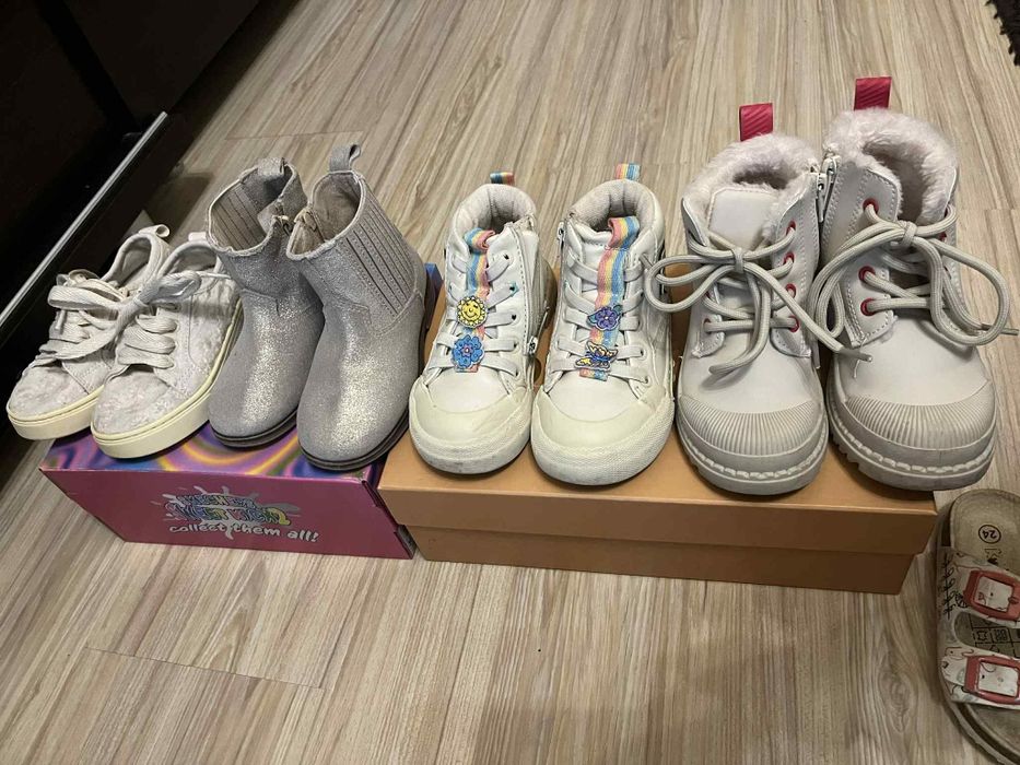 Продавам детски обувки за момиченце .Цена 35 лв за 4 бр.