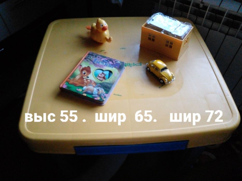 Детский  пластиковый  столик.  Б/У.  не новый .