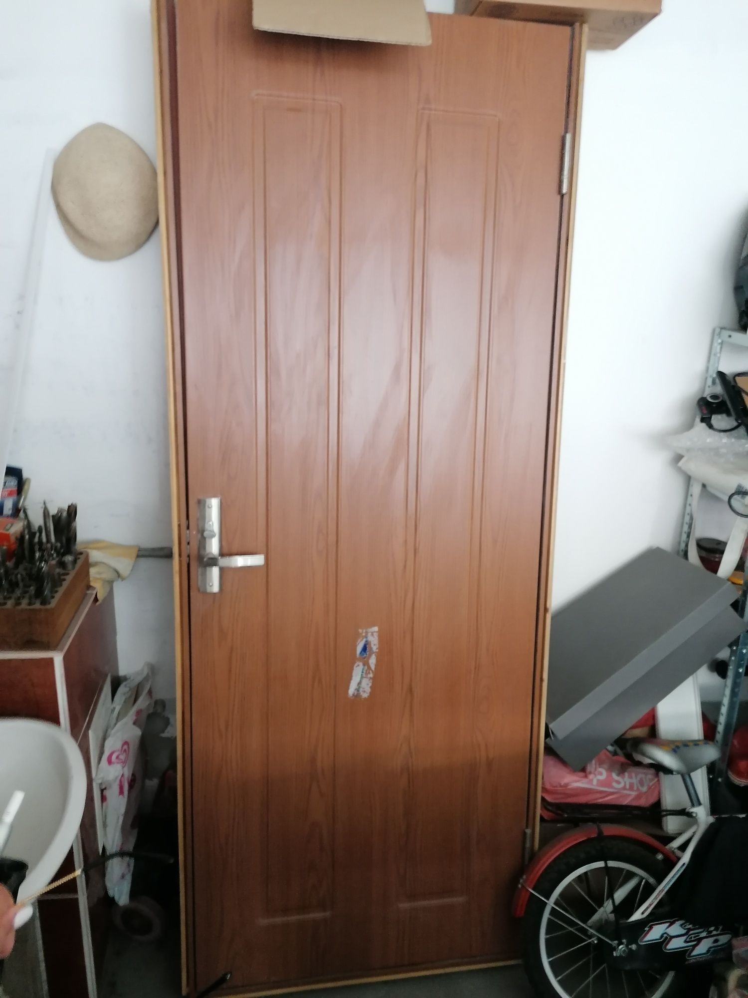 Интериора врата с брава и каса