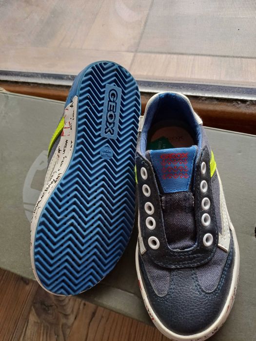 Обувки за момче.