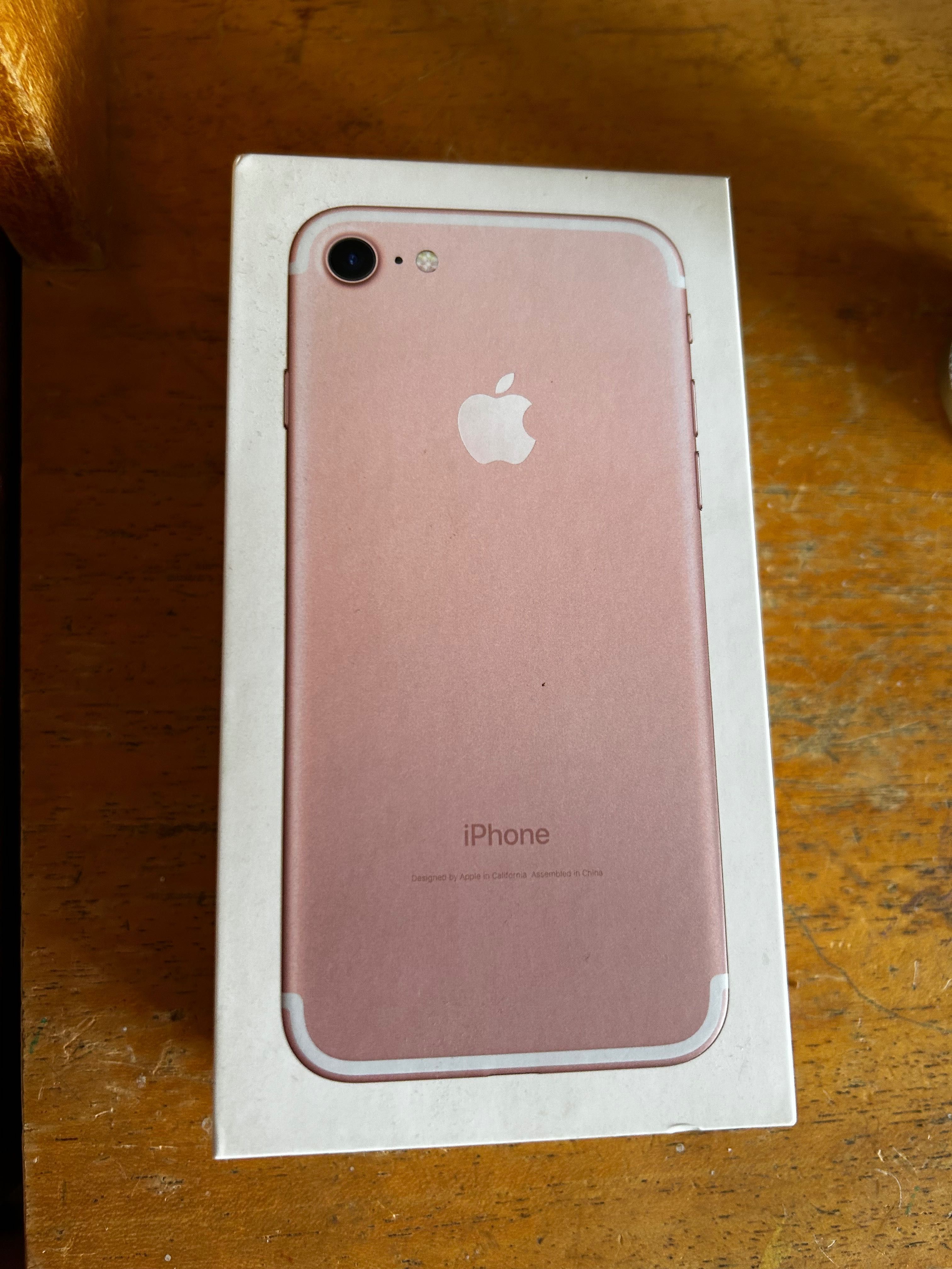 iPhone 7 (с 2 безплатни калъфа)