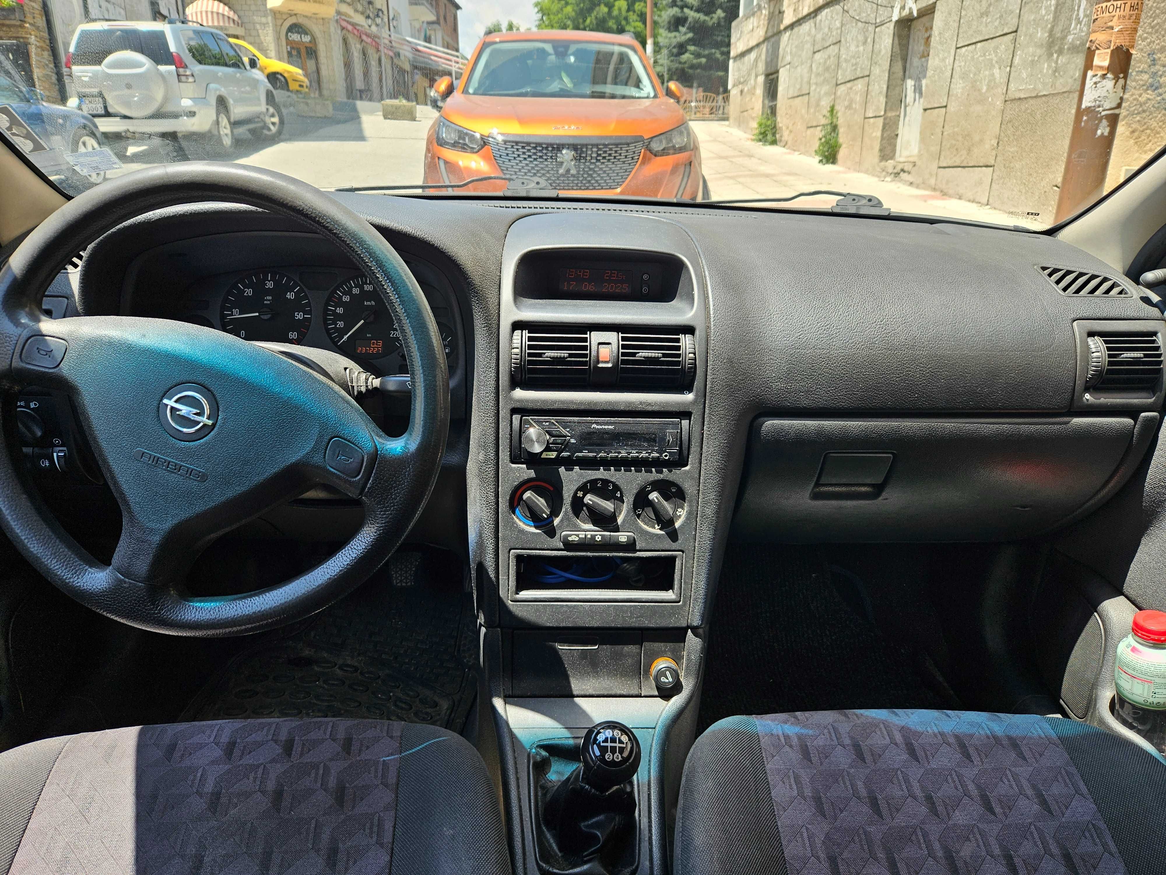 Автомобил Opel Astra